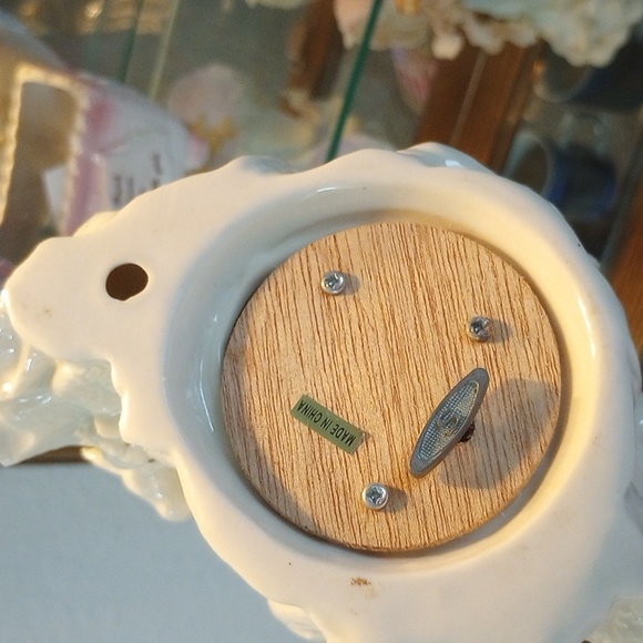 Christmas Angel Figurine - Picture 5 of 9